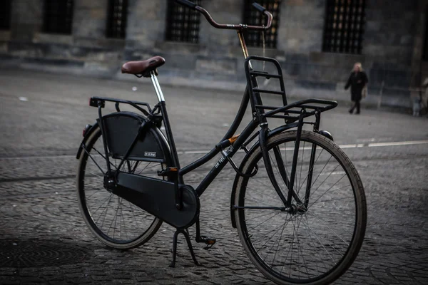 Bicicletas estacionadas em uma ponte — Fotografia de Stock