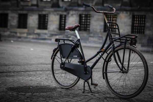 Vélos stationnés sur un pont — Photo