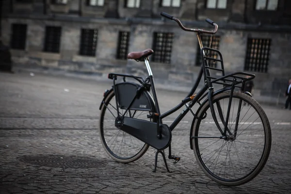 Bir köprü üzerinde park etmiş Bisiklet