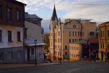 Kyiv, Ukrayna - 15 Ekim 2025: Andrew kökenli - Kyiv 'in ünlü turistik merkezi. Kyiv Ukrayna 'nın başkentidir.