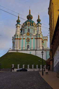 Kyiv, Ukrayna - 15 Ekim 2025: Andrew soyu ve kilise - Kyiv 'in ünlü turistik merkezi. Kyiv Ukrayna 'nın başkentidir.