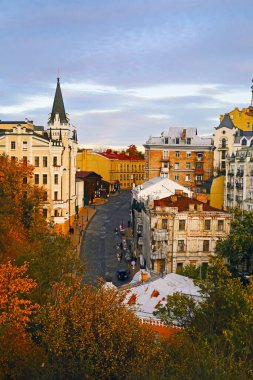 St. Andrew Kilisesi 'nin güzel sonbahar manzarası ve tarihi şehir Kyiv
