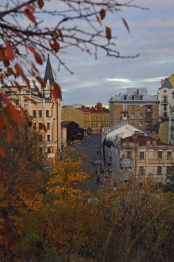 St. Andrew Kilisesi 'nin güzel sonbahar manzarası ve tarihi şehir Kyiv