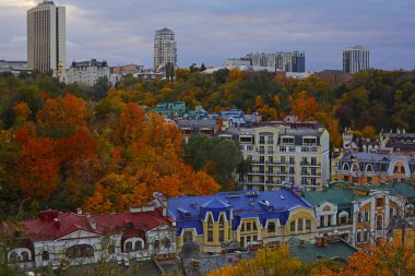 Kyiv, Ukrayna - 15 Ekim 2025: Çağdaş ve eski evrim öncesi binaları ve farklı atölyesi Vozdvizhenka, Vozdvizhenka