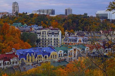 Kyiv, Ukrayna - 15 Ekim 2025: Çağdaş ve eski evrim öncesi binaları ve farklı atölyesi Vozdvizhenka, Vozdvizhenka