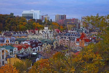 Kyiv, Ukrayna - 15 Ekim 2025: Çağdaş ve eski evrim öncesi binaları ve farklı atölyesi Vozdvizhenka, Vozdvizhenka