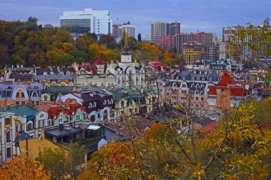 Kyiv, Ukrayna - 15 Ekim 2025: Çağdaş ve eski evrim öncesi binaları ve farklı atölyesi Vozdvizhenka, Vozdvizhenka