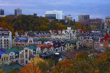 Kyiv, Ukrayna - 15 Ekim 2025: Çağdaş ve eski evrim öncesi binaları ve farklı atölyesi Vozdvizhenka, Vozdvizhenka