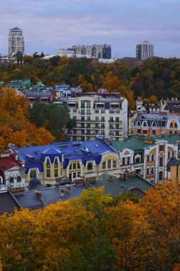 Çağdaş ve eski evrim öncesi binaları ve farklı atölyesi olan Vozdvizhenka, Kyiv, antik ve turizm bölgesi Podil 'deki binalar 