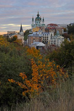 St. Andrew Kilisesi 'nin güzel sonbahar manzarası ve tarihi şehir Kyiv