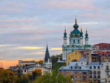 Eski şehir Kyiv 'in merkezinde, ünlü istikamette binalar, Andreevskyi' nin inişi, altın sonbahar sırasında