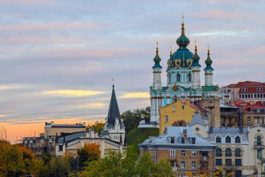 Eski şehir Kyiv 'in merkezinde, ünlü istikamette binalar, Andreevskyi' nin inişi, altın sonbahar sırasında