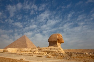 Giza, Mısır - 4 Mart 2025: Giza Necropolis, Büyük Piramitler, Büyük Sfenks ve diğer tanınmış harabelerin yer aldığı ünlü arkeolojik alan.