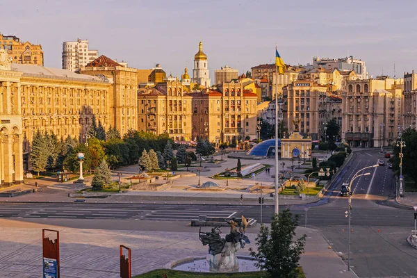 Kyiv, Ukrayna - 12 Haziran 2025: Rusya-Ukrayna 'nın dördüncü yılı boyunca Ukrayna' nın Khreshhatyk ve Bağımsızlık Meydanı 'nın manzarası