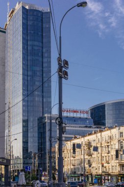 Kyiv, Ukrayna - 11 Haziran 2025: Basseyna caddesi ve şehir yaşamı savaş zamanında bile