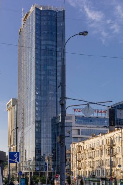Kyiv, Ukrayna - 11 Haziran 2025: Basseyna caddesi ve şehir yaşamı savaş zamanında bile