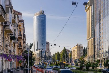 Kyiv, Ukrayna - 11 Haziran 2025: Basseyna caddesi ve şehir yaşamı savaş zamanında bile