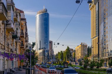 Kyiv, Ukrayna - 11 Haziran 2025: Basseyna caddesi ve şehir yaşamı savaş zamanında bile