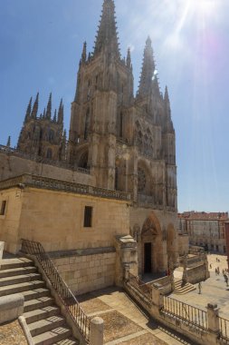 Burgos, İspanya - 15 Temmuz 2025: Güneşli bir yaz gününde, parlak mavi gökyüzü altında, karmaşık gotik mimarisi ve yükselen kuleleri ile İspanya 'nın Burgos katedraline bakın.