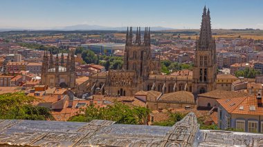 Burgos, İspanya - 15 Temmuz 2025: Gündüz Plaza de San Fernando 'da şehir ve Burgos Katedrali manzarası