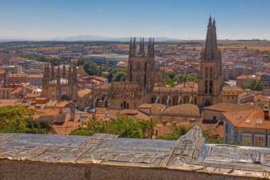 Burgos, İspanya - 15 Temmuz 2025: Gündüz Plaza de San Fernando 'da şehir ve Burgos Katedrali manzarası