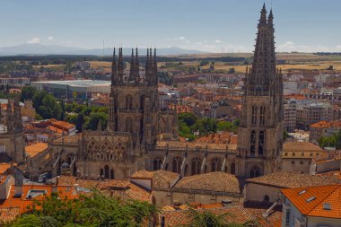 Burgos, İspanya - 15 Temmuz 2025: Gündüz Plaza de San Fernando 'da şehir ve Burgos Katedrali manzarası