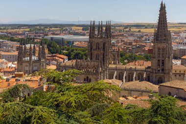 Burgos, İspanya - 15 Temmuz 2025: Gündüz Plaza de San Fernando 'da şehir ve Burgos Katedrali manzarası