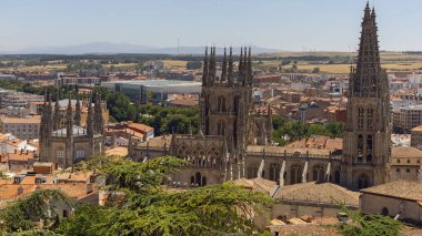 Burgos, İspanya - 15 Temmuz 2025: Gündüz Plaza de San Fernando 'da şehir ve Burgos Katedrali manzarası