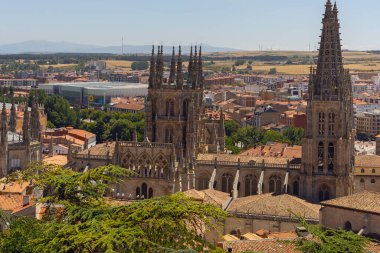 Burgos, İspanya - 15 Temmuz 2025: Gündüz Plaza de San Fernando 'da şehir ve Burgos Katedrali manzarası