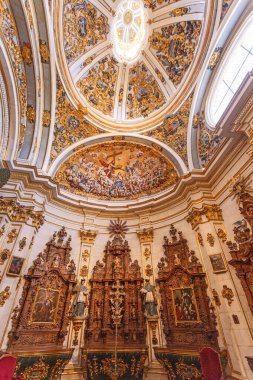 Burgos, İspanya - 15 Temmuz 2025: Burgos, Kastilya ve Leon Gotik katedralinin içi, tavanın detayları