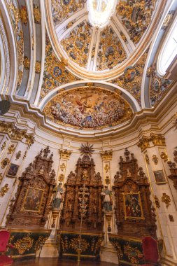 Burgos, İspanya - 15 Temmuz 2025: Burgos, Kastilya ve Leon Gotik katedralinin içi, tavanın detayları