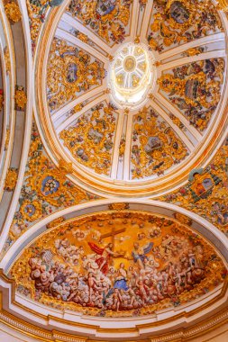 Burgos, İspanya - 15 Temmuz 2025: Burgos, Kastilya ve Leon Gotik katedralinin içi, tavanın detayları