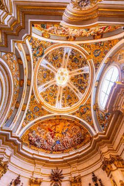 Burgos, İspanya - 15 Temmuz 2025: Burgos, Kastilya ve Leon Gotik katedralinin içi, tavanın detayları