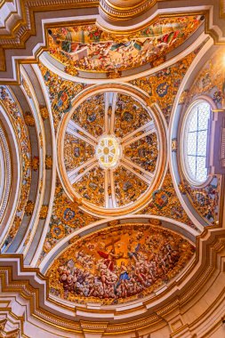 Burgos, İspanya - 15 Temmuz 2025: Burgos, Kastilya ve Leon Gotik katedralinin içi, tavanın detayları