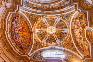 Burgos, İspanya - 15 Temmuz 2025: Burgos, Kastilya ve Leon Gotik katedralinin içi, tavanın detayları