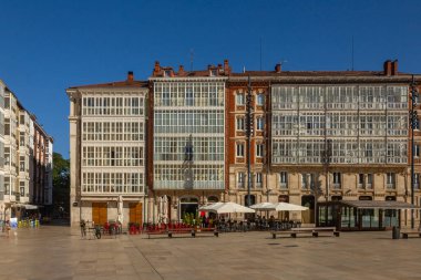 Burgos, İspanya - 15 Temmuz 2025: BURGOS, İspanya - 21 Haziran 2024: Güzel şehir merkezi ve Burgos sokakları. Barlar ve restoranlar. İnsanlar şehri geziyor ve ziyaret ediyor. Meşhur seyahat yeri. İspanya 'nın tarihi ve ortaçağ kenti