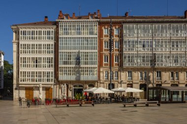 Burgos, İspanya - 15 Temmuz 2025: BURGOS, İspanya - 21 Haziran 2024: Güzel şehir merkezi ve Burgos sokakları. Barlar ve restoranlar. İnsanlar şehri geziyor ve ziyaret ediyor. Meşhur seyahat yeri. İspanya 'nın tarihi ve ortaçağ kenti
