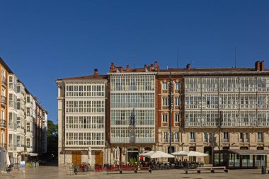 Burgos, İspanya - 15 Temmuz 2025: BURGOS, İspanya - 21 Haziran 2024: Güzel şehir merkezi ve Burgos sokakları. Barlar ve restoranlar. İnsanlar şehri geziyor ve ziyaret ediyor. Meşhur seyahat yeri. İspanya 'nın tarihi ve ortaçağ kenti