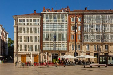 Burgos, İspanya - 15 Temmuz 2025: BURGOS, İspanya - 21 Haziran 2024: Güzel şehir merkezi ve Burgos sokakları. Barlar ve restoranlar. İnsanlar şehri geziyor ve ziyaret ediyor. Meşhur seyahat yeri. İspanya 'nın tarihi ve ortaçağ kenti