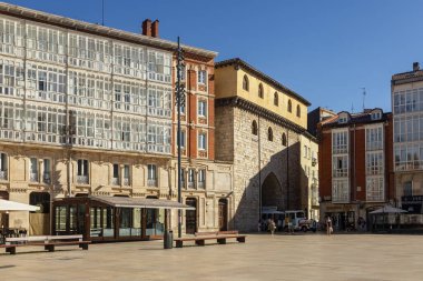 Burgos, İspanya - 15 Temmuz 2025: Burgos, İspanya, Avrupa sokaklarında turist treni