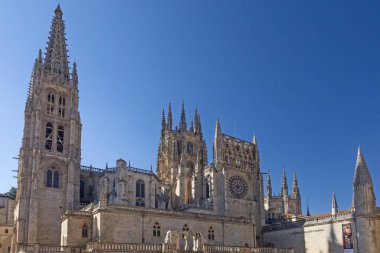Burgos, İspanya - 15 Temmuz 2025: Güneşli bir yaz gününde, parlak mavi gökyüzü altında, karmaşık gotik mimarisi ve yükselen kuleleri ile İspanya 'nın Burgos katedraline bakın.