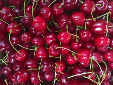 Çiftçi pazarında kutuda bir sürü taze kırmızı organik kiraz