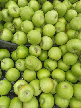 Çiftçi pazarında taze taze taze organik elmalar kutusunda