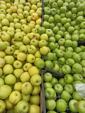 Çiftçi pazarında taze taze taze organik elmalar kutusunda