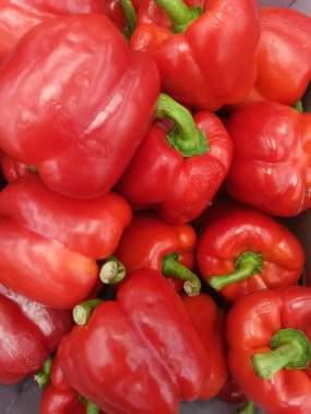 Piyasada satılık kutularda kırmızı biber var.