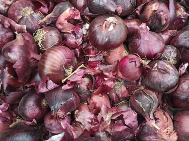 Çiftçi pazarında taze kırmızı soğanlar satılıyor. 