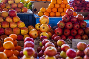 Hindistan 'da pazarda taze lezzetli elmalar