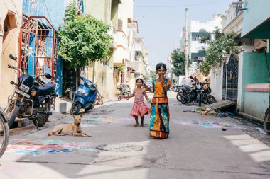 Pondicherry, Hindistan - 17 Aralık 2016. Geleneksel Hint kıyafetleri içinde küçük güzel kızlar. Hindu Pongal festivali sırasında..