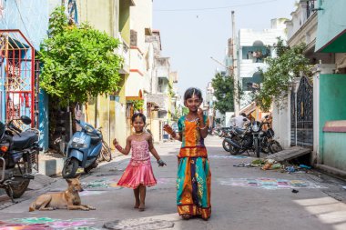 Pondicherry, Hindistan - 17 Aralık 2016. Geleneksel Hint kıyafetleri içinde küçük güzel kızlar. Hindu Pongal festivali sırasında..