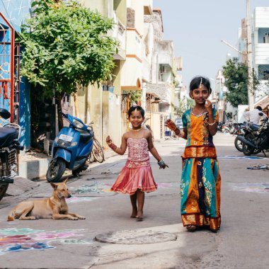 Pondicherry, Hindistan - 17 Aralık 2016. Geleneksel Hint kıyafetleri içinde küçük güzel kızlar. Hindu Pongal festivali sırasında..